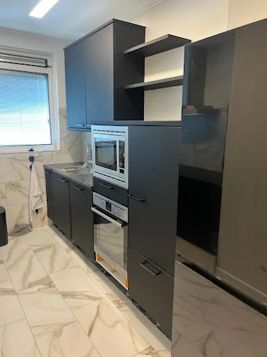 Keuken wrappen Eindhoven - moderne antraciet keuken door Wrappen040